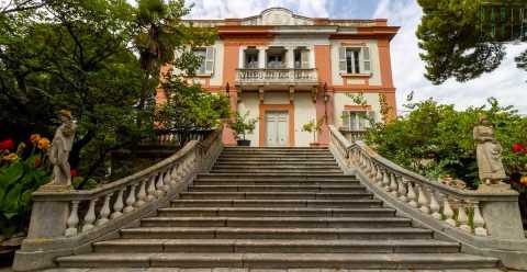 Bari, quell'armoniosa dimora circondata da un monumentale giardino:  Villa Sbis 